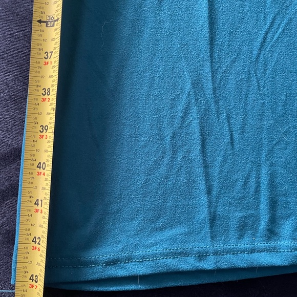 Pre-loved fitted midi dress w/ short sleeves - Picture 9 of 9